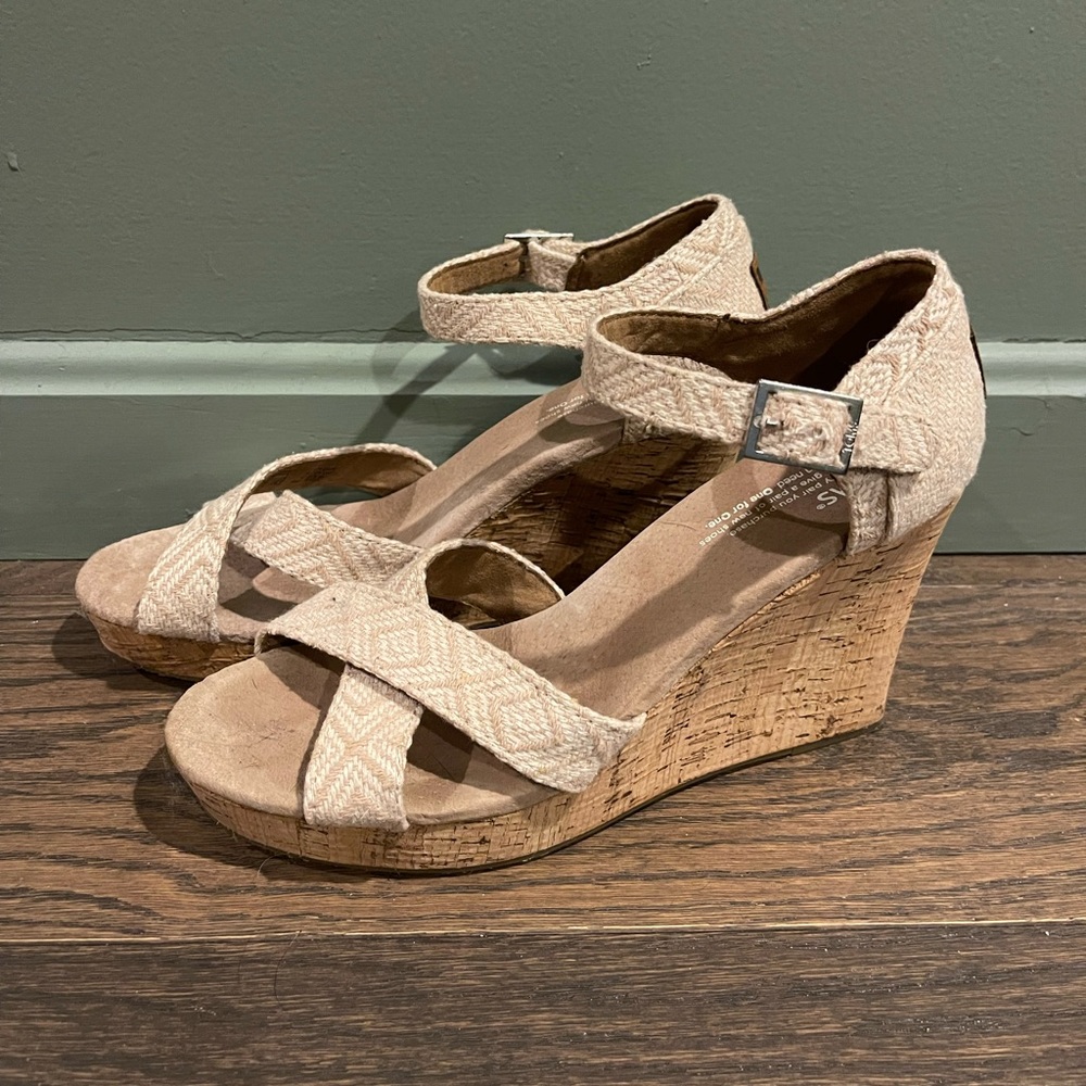 Tom’s woven wedge sandal cream and white size 9